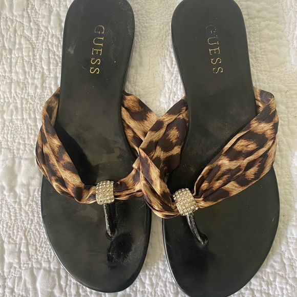 Women’s flip flop sandals by Guess Size 7.5 Soft footbed for comfort - Picture 2 of 3